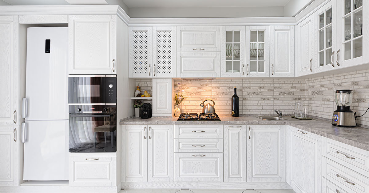 Transitional cabinets with appliances, backsplash, and tile flooring in a kitchen renovation cost in Vaughan